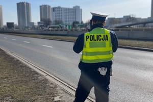 Na zdjęciu policjant wraz z miernikiem prędkości.