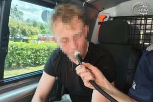 Na zdjęciu mężczyzna podczas kontroli
