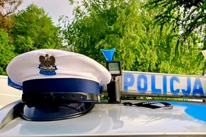 Na zdjęciu czapka policjanta drogówki i alkomat znajdujące się na dachu radiowozu