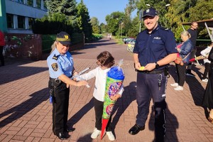 Na zdjęciu policjanci podczas pierwszego dnia szkoły