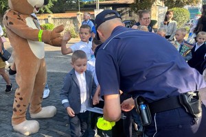 Na zdjęciu policjanci podczas pierwszego dnia szkoły