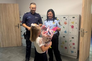 Na zdjęciu policjanci podczas pierwszego dnia szkoły