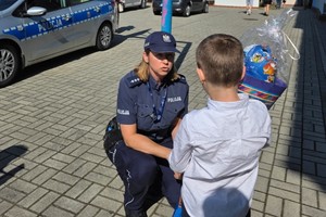 Na zdjęciu policjanci podczas pierwszego dnia szkoły