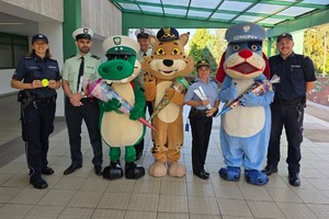 Na zdjęciu policjanci podczas pierwszego dnia szkoły