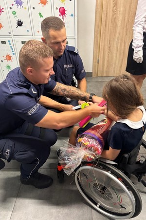Na zdjęciu policjanci podczas pierwszego dnia szkoły