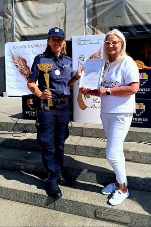 Na zdjęciu policjantka wraz z organizatorką