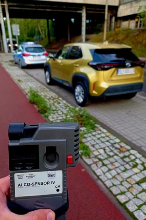 Na zdjęcie pojazd kontrolowany, radiowóz i alkomat