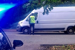 Na zdjęciu policjant podczas kontroli