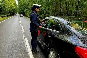 Na zdjęciu policjantka podczas kontroli