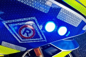 Na zdjęciu policyjny motocykl z logo ruchu drogowego