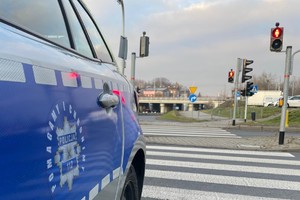 Na zdjęciu policyjny radiowóz przy przejściu dla pieszych