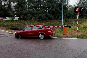 Na zdjęciu pojazd z opuszczoną rogatką