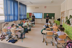 Na zdjęciu policjant i pierwszoklasiści