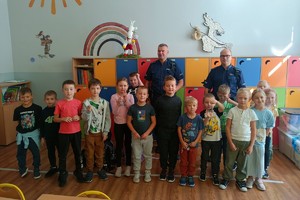 Na zdjęciu policjant i pierwszoklasiści