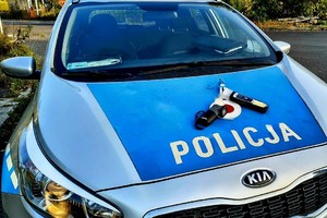 Na zdjęciu policyjny radiowóz, a na jego przedniej masce alkomaty