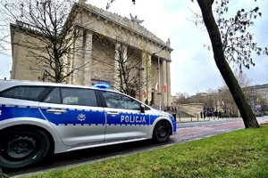 NA zdjęciu radiowóz przy kościele