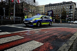Na zdjęciu radiowóz przy przejściu dla pieszych