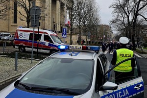 Na zdjęciu policjant przy radiowozie