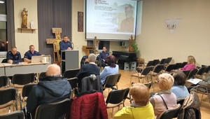 Na zdjęciu policjanci i uczestnicy deabty