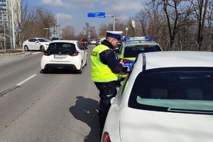Na zdjęciu policjant podczas kontroli