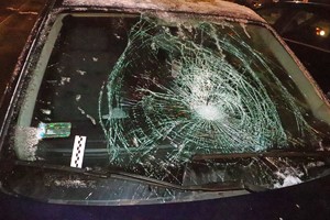 na zdjęciu przednia szyba pojazdu