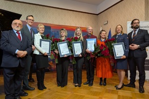 Na zdjęciu policjantka wraz z innymi wyróżnionymi