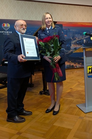 Na zdjęciu policjantka odbierająca Laur