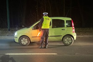 Na zdjęciu policjant podczas kontroli trzeźwości