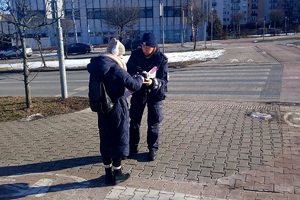 Na zdjęciu policjantka podczas akcji