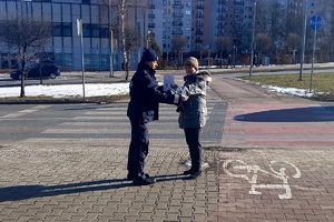 Na zdjęciu policjantka podczas akcji