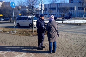 Na zdjęciu policjantka podczas akcji