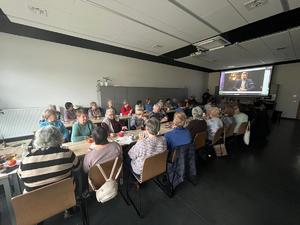 na zdjęciu uczestnicy debaty