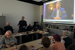 na zdjęciu uczestnicy debaty