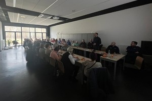 na zdjęciu uczestnicy debaty