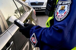policjant trzymający alkomat podczas kontroli trzeźwości