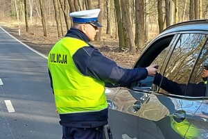 na zdjęciu policjant prowadzący kontrolę trzeźwości