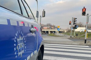 na zdjęciu radiowóz przy przejściu dla pieszych