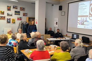 policjanci z uczestnikami debaty