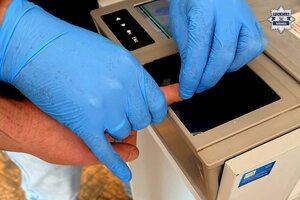 Na zdjęciu popieranie śladów linii papilarnych