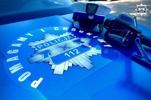 maska policyjnego radiowozu i miernik prędkości