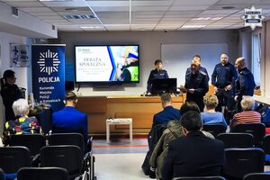 policjanci podczas debaty