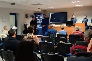 policjanci i uczestnicy podczas debaty