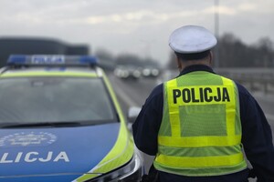 policjant przy radiowozie