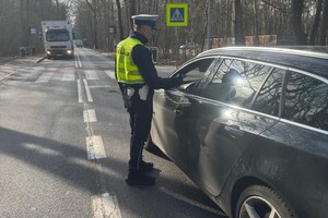 policjant badający trzeźwość na drodze