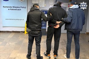 policjanci wraz z zatrzymanym