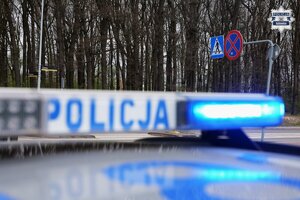 policyjny radiowóz przy znaku drogowym przejście dla pieszych