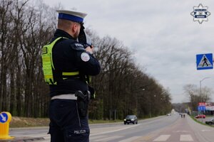 policjant podczas kontroli prędkości