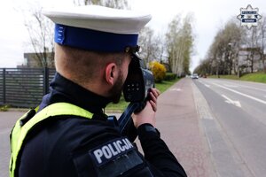 policjant podczas pomiaru prędkości