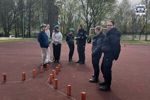 policjantka i uczestnicy