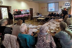 policjanci i uczestnicy debaty